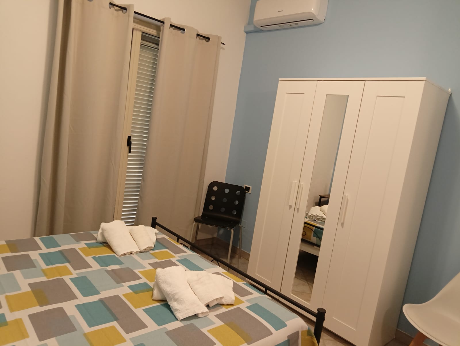 Dettaglio arredi camera da letto matrimoniale