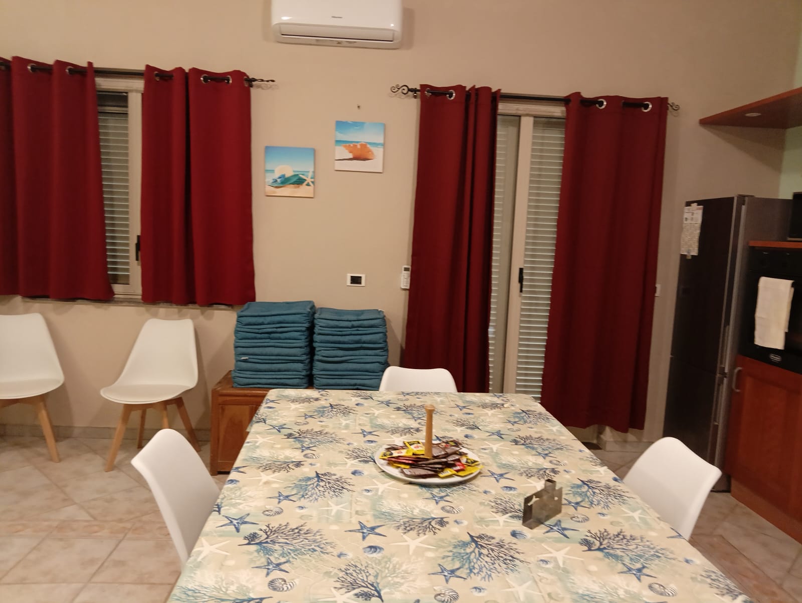 Dettaglio zona pranzo e soggiorno luminoso