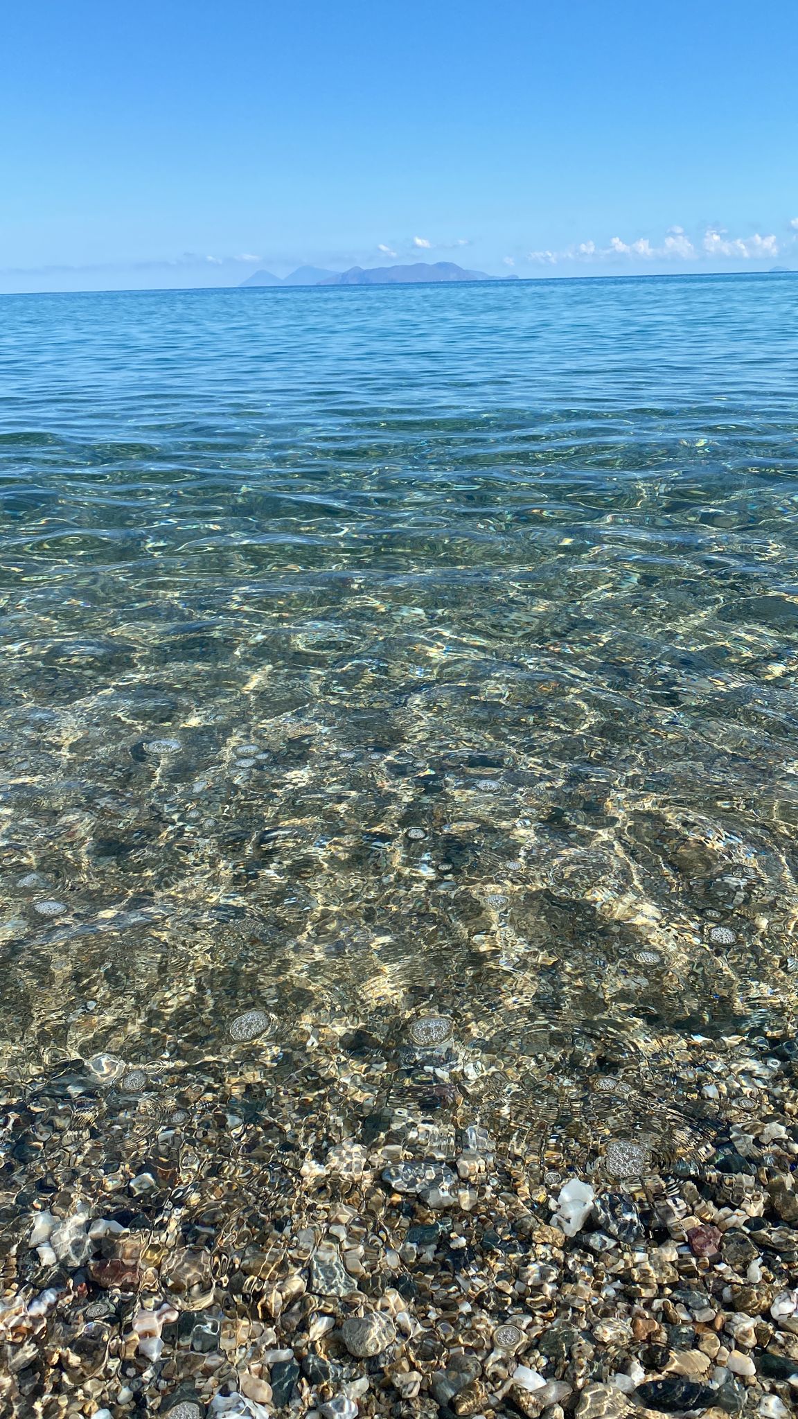 Panorama Isole Eolie viste dalla spiaggia delle Saiatine