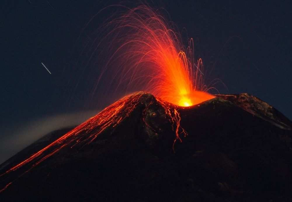 Eruzione notturna vulcano Etna fiumi di lava