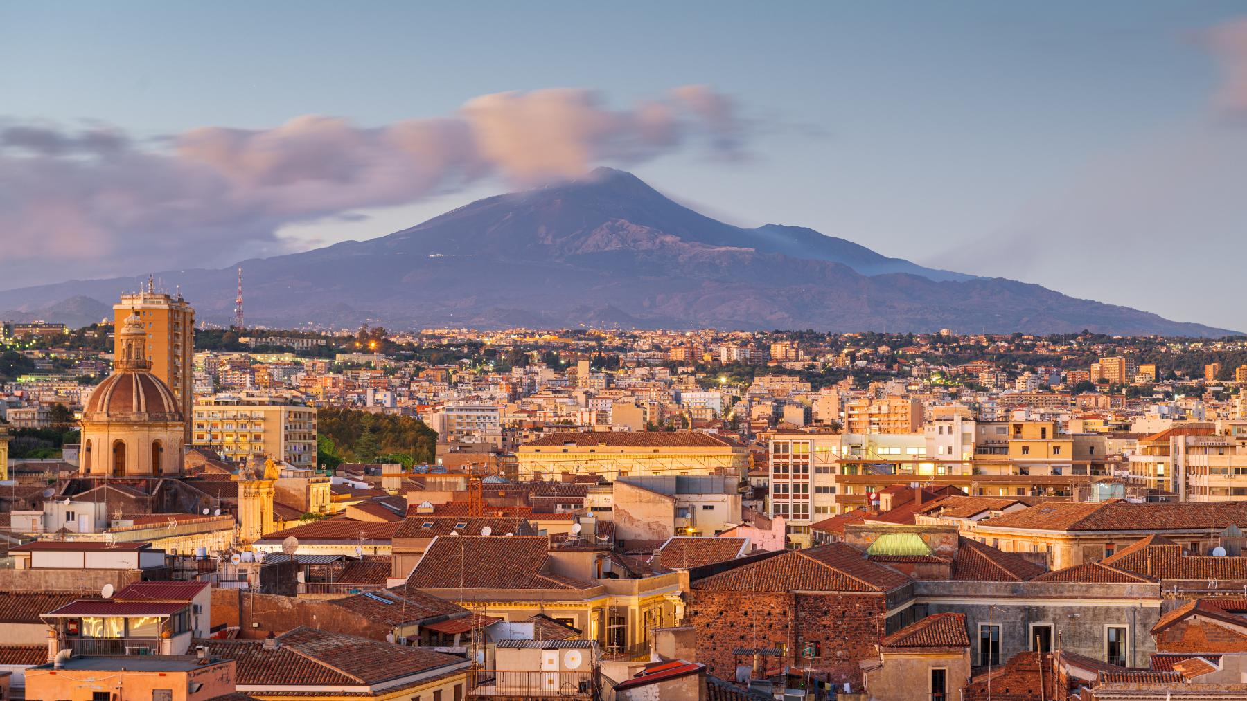 Cratere vulcano Etna Sicilia