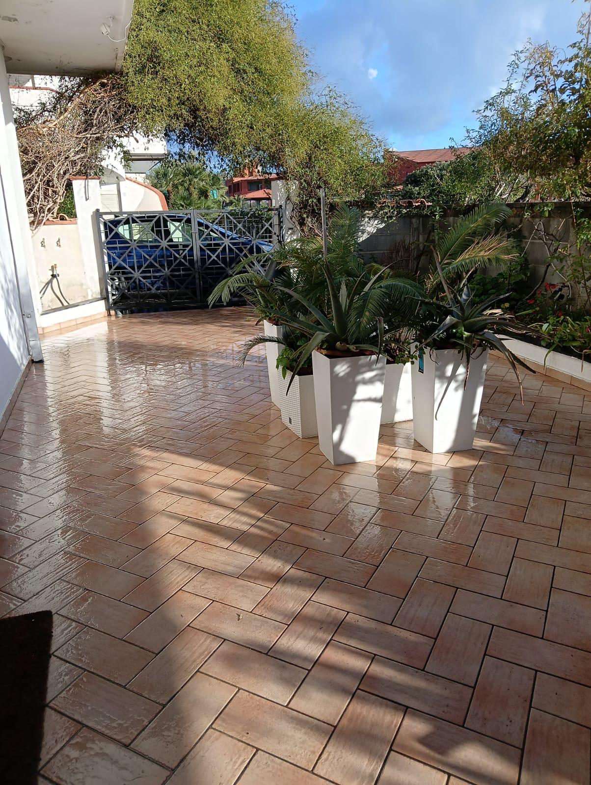 Accesso alla veranda esterna della casa vacanze