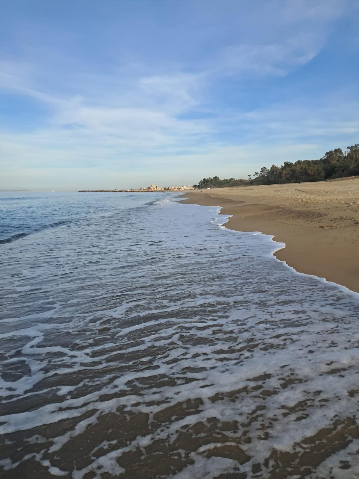 Spiaggia libera di sabbia dorata a Furnari