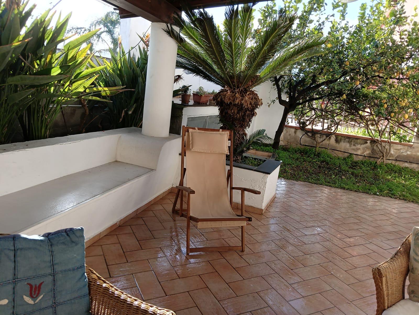 Accesso alla veranda esterna della casa vacanze